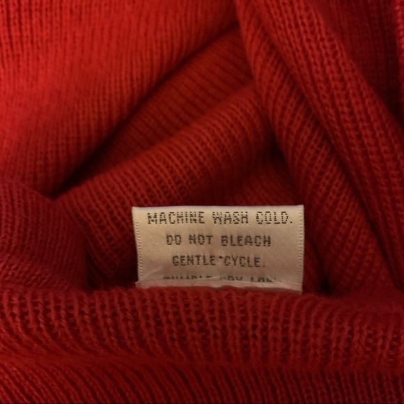 🎁 Gorgeous Red Wrap! - Picture 4 of 5